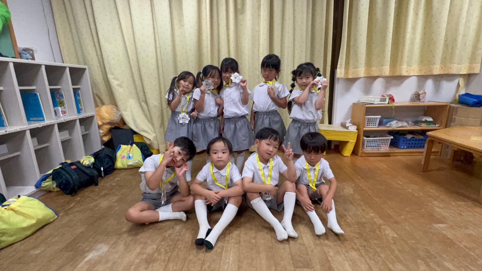 園の畑で収穫したきゅうりを手にする園児たち